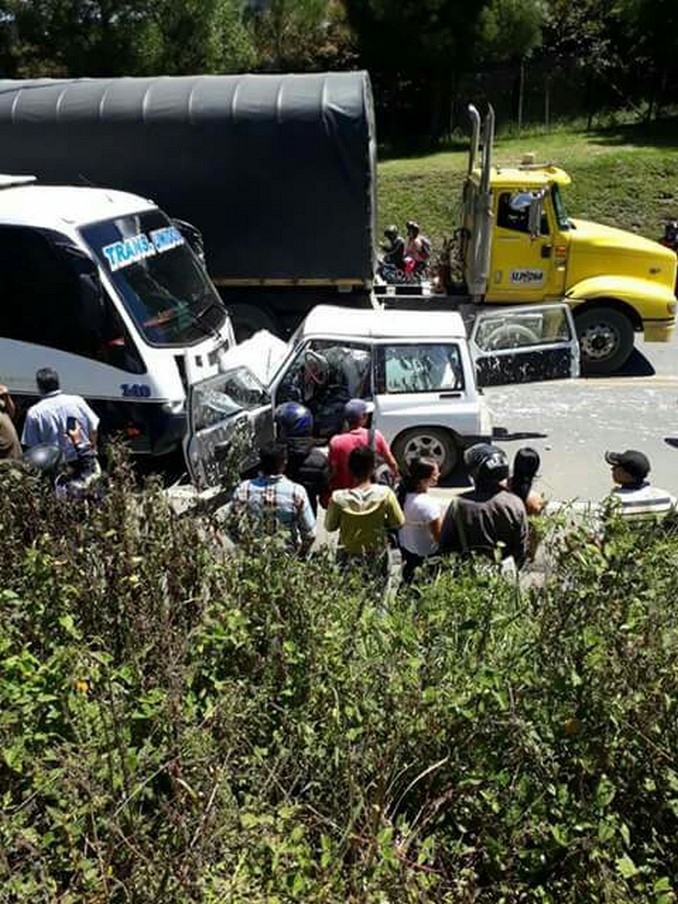 Aparatoso accidente en la vía La Ceja - Rionegro deja siete personas heridas