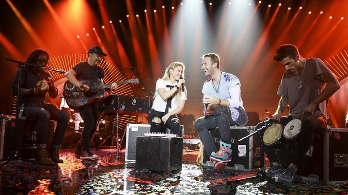 El cantante de Coldplay, Chris Martin (c-d), y la cantante colombiana Shakira actúan durante el "Global Citizen Festival" celebrado en Hamburgo coincidiendo con la cumbre del G20, ayer, 6 de julio de 2017. EFE
