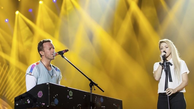 El cantante de Coldplay, Chris Martin (c-d), y la cantante colombiana Shakira actúan durante el "Global Citizen Festival" celebrado en Hamburgo. EFE