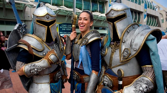 Tres jóvenes disfrazados de personajes de "World of Warcraft" durante el Comic Con hoy, jueves 20 de julio de 2017, en San Diego (EE.UU.). EFE