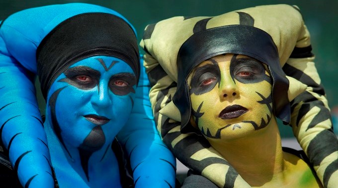 Dos jóvenes disfrazadas de personajes de "Star Wars" durante el Comic Con hoy, jueves 20 de julio de 2017, en San Diego (EE.UU.). EFE