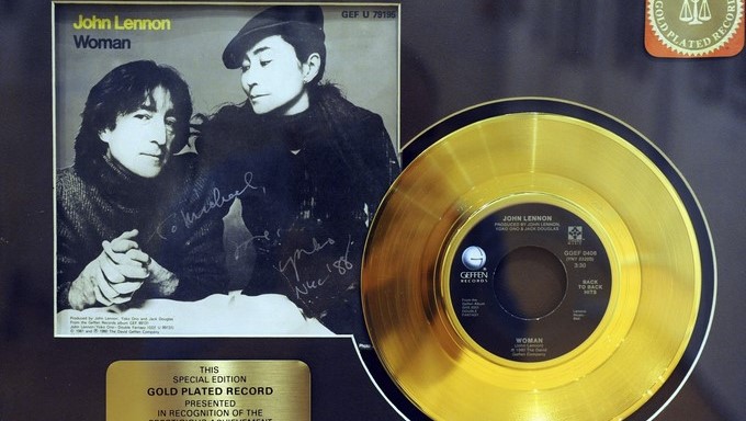 Vista del disco de oro "Woman" del músico británico John Lennon en la exposición "The Art of John Lennon" (El arte de John Lennon). EFE/Archivo