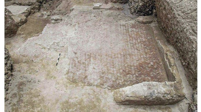 Combo de fotografías facilitadas por el Ministerio de Antigüedades egipcio del mosaico romano "único en su género" que arqueólogos locales han descubierto en la ciudad mediterránea de Alejandría, que estuvo bajo dominio del Imperio Romano. EFE
