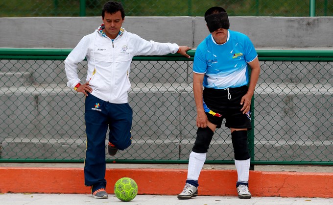 Luis A. Castañeda, el padre de los balones de fútbol para ciego en Colombia 3 f%C3%BAtbol para ciegos 2