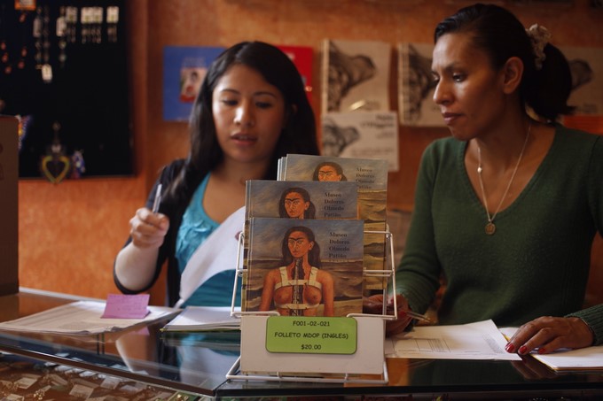 Personal ofrece productos de la pintora mexicana Frida Kahlo hoy, miércoles 05 de julio de 2017, en el Museo Dolores Olmedo en Ciudad de México (México). La mercadotecnia, gracias a la cual tanto las obras como la imagen de Kahlo pueden encontrarse en objetos como puzzles, libretas, cojines o muñecas, "se ha apoderado de su figura, su vida, su obra, con afán lucrativo, pura y simplemente", dice la académica Eli Bartra. EFE