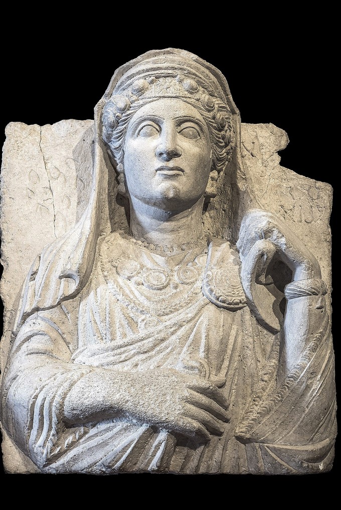 Imagen facilitada por el Ministerio de Bienes Culturales de Italia que muestra un relieve funerario de Palmira con retrato femenino, de los primeros decenios del siglo III d.C., procedente del museo de Escultura Antigua "Giovanni Barracco", de Roma. EFE