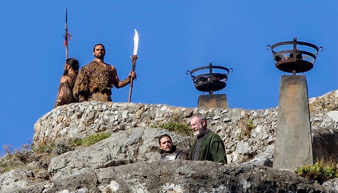 En la imagen, el actor Kit Harington (2d), en el papel de Jon Snow, y el actor Liam Cunningham (d), caracterizado como Lord Davos Seaworth, de la serie "Game of Thrones". EFE/Archivo