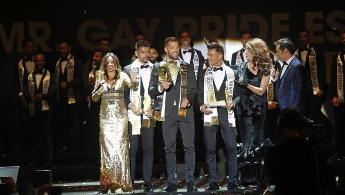 Los ganadores del "Mr. Gay Pride España 2017", durante la gala celebrada esta noche en la Puerta del Sol de Madrid. EFE / JuanJo Martín.
