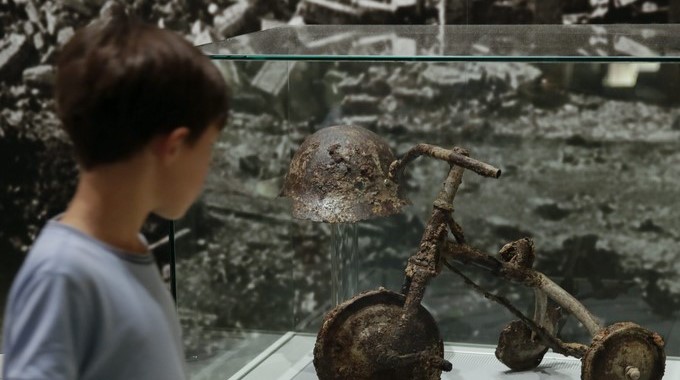 Un niño observa un triciclo y un casco expuestos en el Museo de la Paz en el Parque de la Paz de Hiroshima, al oeste de Japón. EFE/Archivo