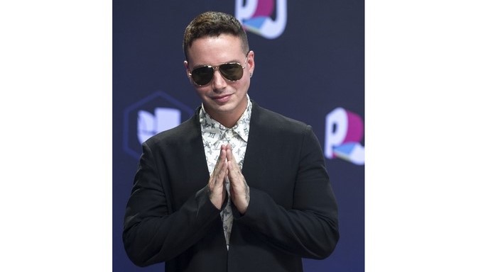 El cantante colombiano J Balvin posa para los medios en la alfombra de la decimocuarta edición de los Premios Juventud, este 6 de julio 2017, en el Wasco Center de Coral Gables, Florida (EE.UU.). EFE