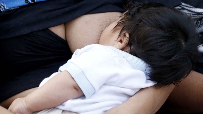 FOTOS: Modelo amamanta a su bebé en plena pasarela