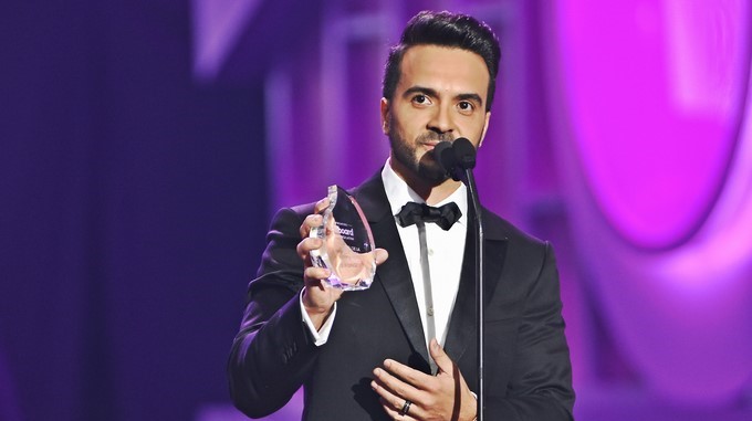 El cantautor puertorriqueño Luis Fonsi durante los premios Billboard de la Música Latina en el Watsco Center de Coral Gables. EFE/Archivo