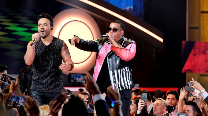 El cantante Luis Fonsi (i) y Daddy Yankee (d). EFE/Archivo
