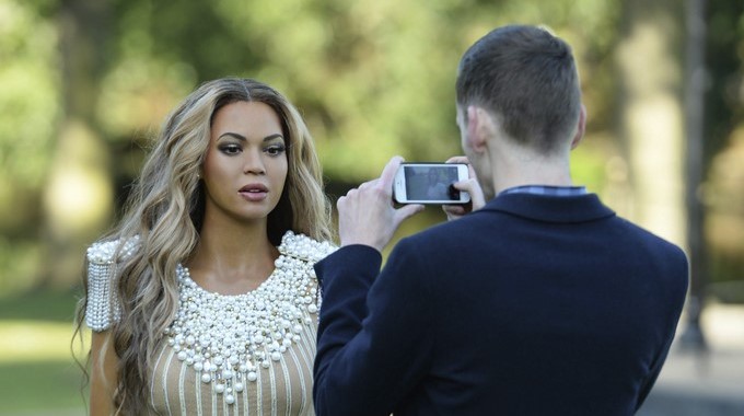 El museo, que no ha precisado cuándo volverá a exponer la figura de Beyoncé, alegó que la iluminación combinada con los flashes de las fotografías puede "distorsionar" el color de las estatuas de cera, algo que sus creadores no pueden prever en el momento de realizarlas. EFE/Archivo