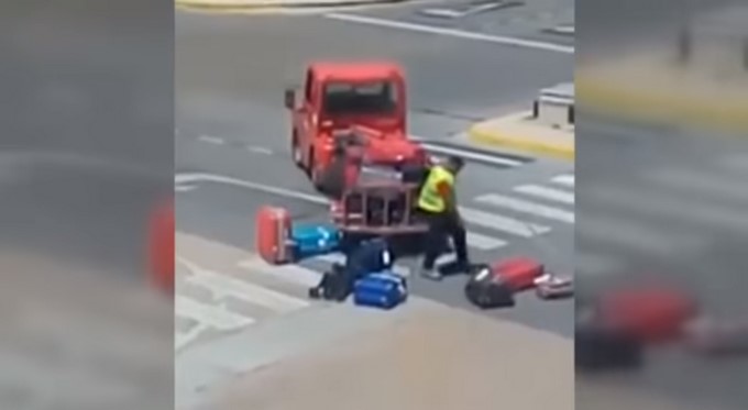 VIDEO: Pillaron a empleado de aeropuerto pateando maletas