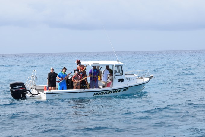 Un grupo de personas participan en el Underwater Music Festival hoy, sábado 8 de julio de 2017, en Los Cayos de la Florida (EE.UU.). EFE