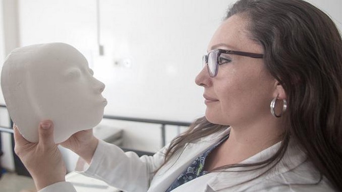 Así diseñan las máscaras transparentes para quemados en el Hospital Simón Bolívar