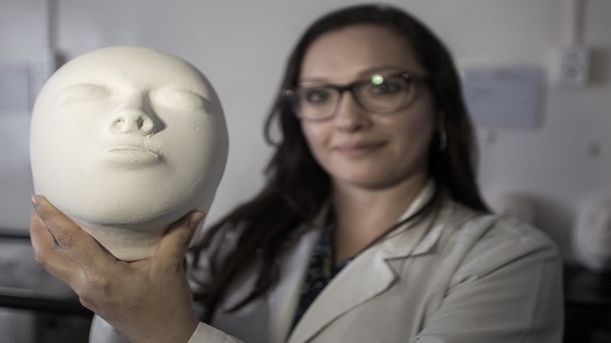 Así diseñan las máscaras transparentes para quemados en el Hospital Simón Bolívar