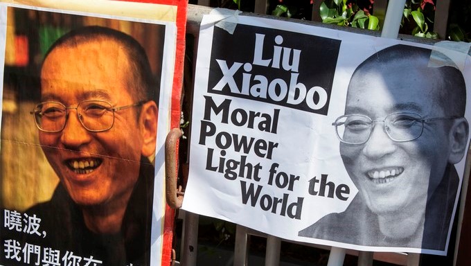 Vista de varias pancartas en una concentración por la liberación del nobel de la Paz chino Liu Xiabo en Hong Kong (China). EFE