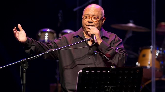 El cantautor cubano Pablo Milanés durante el concierto del Festival "La Mar de Músicas" ofrecido esta noche en el Auditorio del Batel de Cartagena, en Murcia. EFE