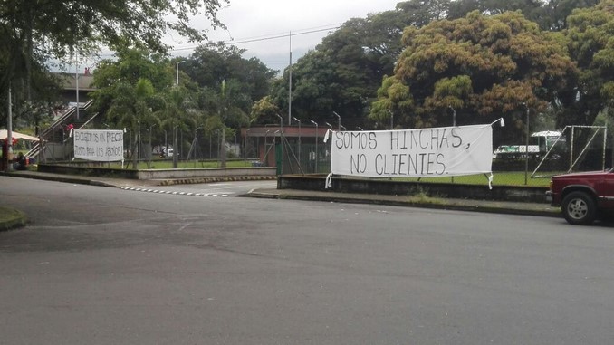 ¿Los escucharán? Los hinchas de Nacional piden "respeto" con pancartas 3 pancartas nacional abonos 2