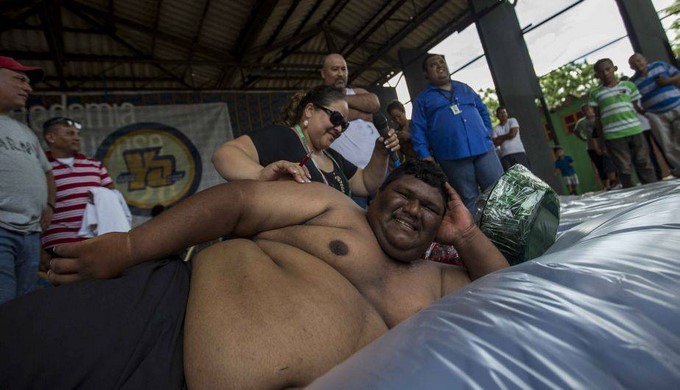 FOTOS: El curioso concurso de ‘papás panzones’