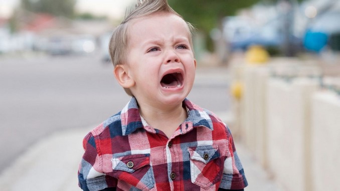 La “maldición del segundo hijo”: estudio asegura que el segundo en nacer es el más problemático