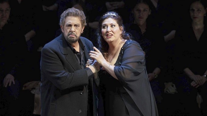 Imagen facilitada por el Teatro Real de la soprano italiana Ana Pirozzi y el tenor Plácido Domingo, durante el estreno de la ópera Macbert, esta noche en el Teatro Real de Madrid. EFE