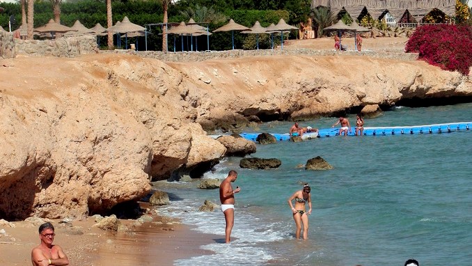 VIDEO: Dos extranjeras murieron apuñaladas y otras cuatro resultaron heridas en una playa turística