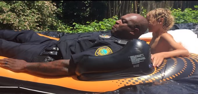 VIDEO: El oficial llegó para detener el juego, pero terminó haciendo lo contrario