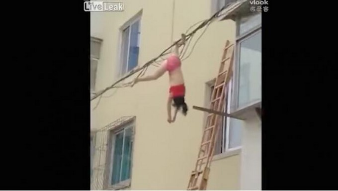 Vídeo. Abandonó la habitación de su amante ante la llegada inminente de la esposa y quedó colgada de un cable