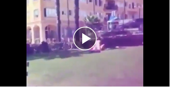 Vídeo. Fueron atacados por tener sexo sin pudor en una vía pública