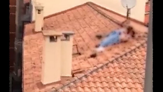 VIDEO: Los pillan teniendo sexo en el tejado