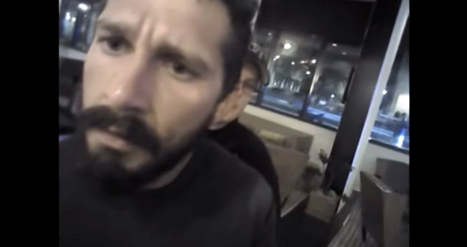 Shia LaBeouf/ Captura tomada de Youtube: Omar Gonzalez