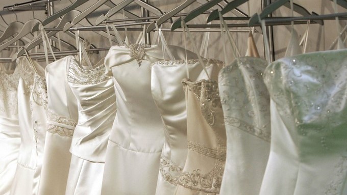 Una quiebra las deja sin traje de novia, pero otras mujeres salen en su ayuda