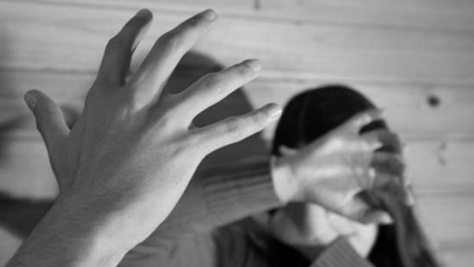 ¡Tan "guapo"! Le estaba pegando a una mujer en plena calle y además, estaba armado 1 violencia intrafamiliar