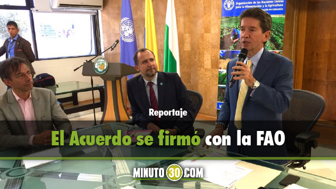 Luis Pérez Gutiérrez en la firma de convenio para enfrentar el cambio climático. Foto/Minuto30