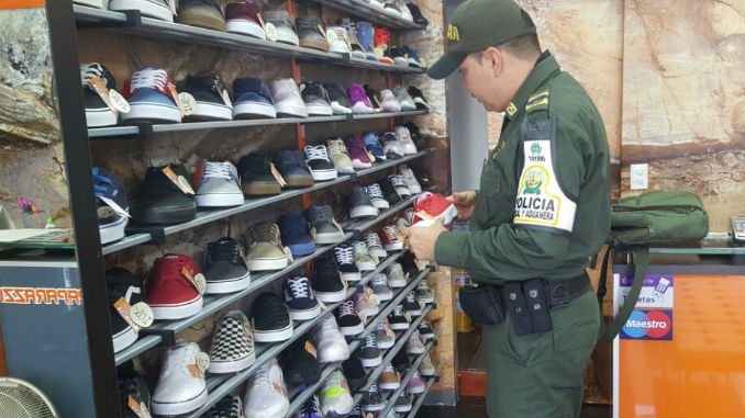FOTOS: Desde gafas hasta máquinas 'tragamonedas' incautó la Policía en conjunto con la DIAN 4 Calzado_incautado_POLFA