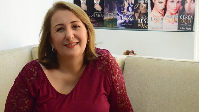 La literatura nos pone ante el mundo y nos ayuda a entenderlo, afirma la escritora Isabel Acuña