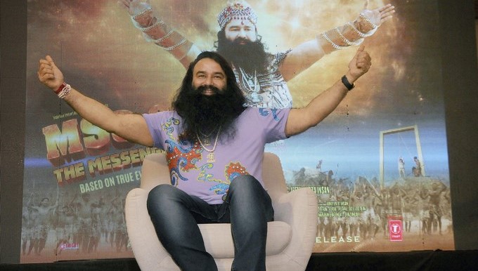 Fotografía de archivo tomada el 14 de septiembre de 2015 que muestra al gurú convertido a actor Gurmeet Ram Rahim Singh durante la presentación de su película "MSG Messenger of God II" en Nueva Delhi (India). EFE