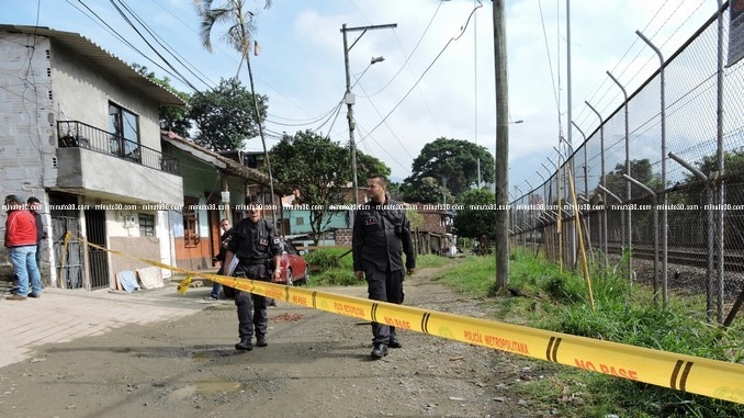 FOTOS: Denuncian que bala perdida mató a un menor de edad en La Paralela 4 Homicidio_Menor_bala_perdida_La_Paralela_4