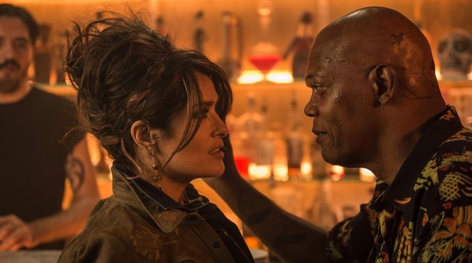 Fotografía sin fechar, cedida el 12 de agosto de 2017, por Jack English, muestra a la actriz mexicana Salma Hayek (i) junto al actor Samuel L. Jackson (d), durante una escena de la película "The Hitman's Bodyguard". EFE/Jack English