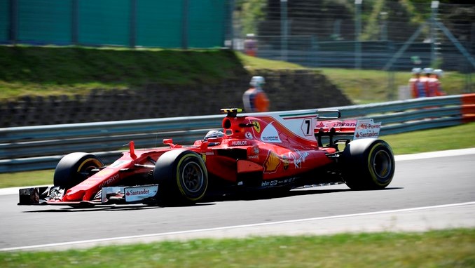 Estrella de la F1 envuelto en escándalo sexual demanda a mujer que lo acusa