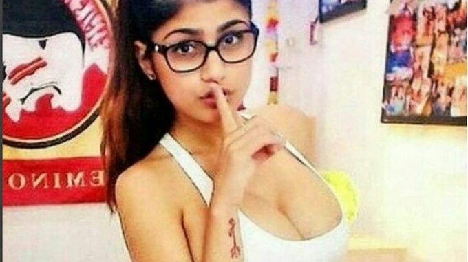 FOTO: Desnuda, Mia Khalifa toma un baño de agua rosa