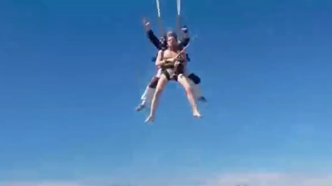 EN VIDEO. Desnudo y tocando el violín: Así se lanza un hombre en paracaídas por su 30 cumpleaños