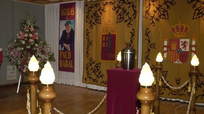 Urna con las cenizas del actor Paco Rabal en la Casa de Cultura "Francisco Rabal" de la localidad murciana de Aguilas, su localidad natal. EFE/Archivo