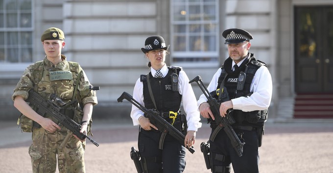 Miliares y policía armada vigilan el exterior del Palacio de Buckingham. EFE/Archivo