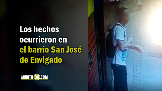 Que-hace-este-hombre-en-la-acera-esperar-el-momento-para-hurtar-una-bicicleta