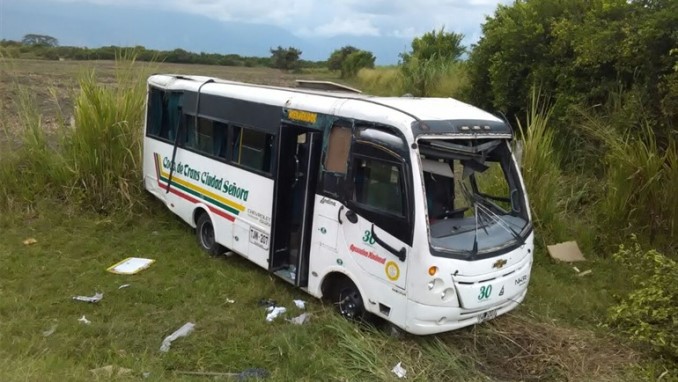 Al parecer, exceso de velocidad causó accidente en Palmira. 18 personas resultaron lesionadas