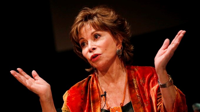 Las mujeres tienen que ganar su espacio “a patadas”, denuncia Isabel Allende